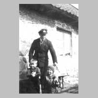 110-0078 Emil Rose mit den Soehnen Gerhard und Erwin neben dem Insthaus in Warnienhof.jpg